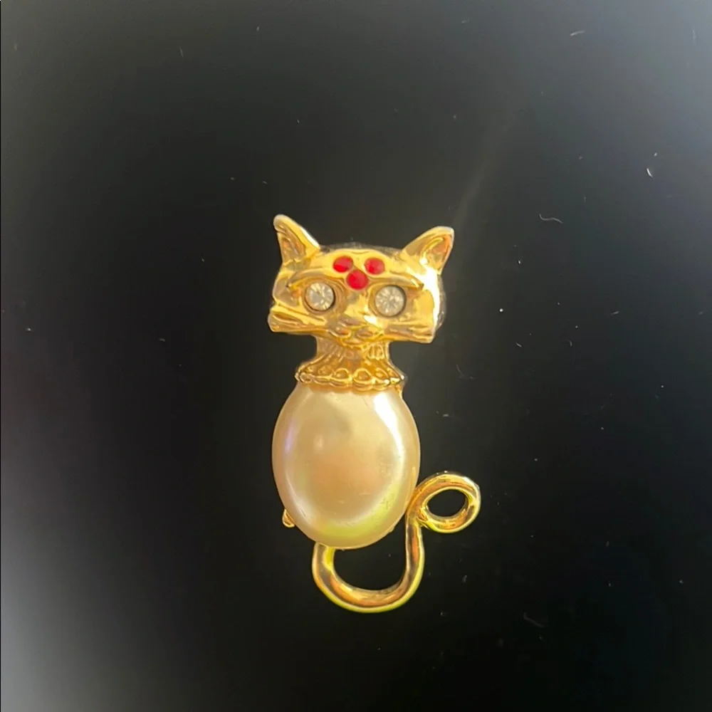 Elegant Gold and Pearl Cat Brooch